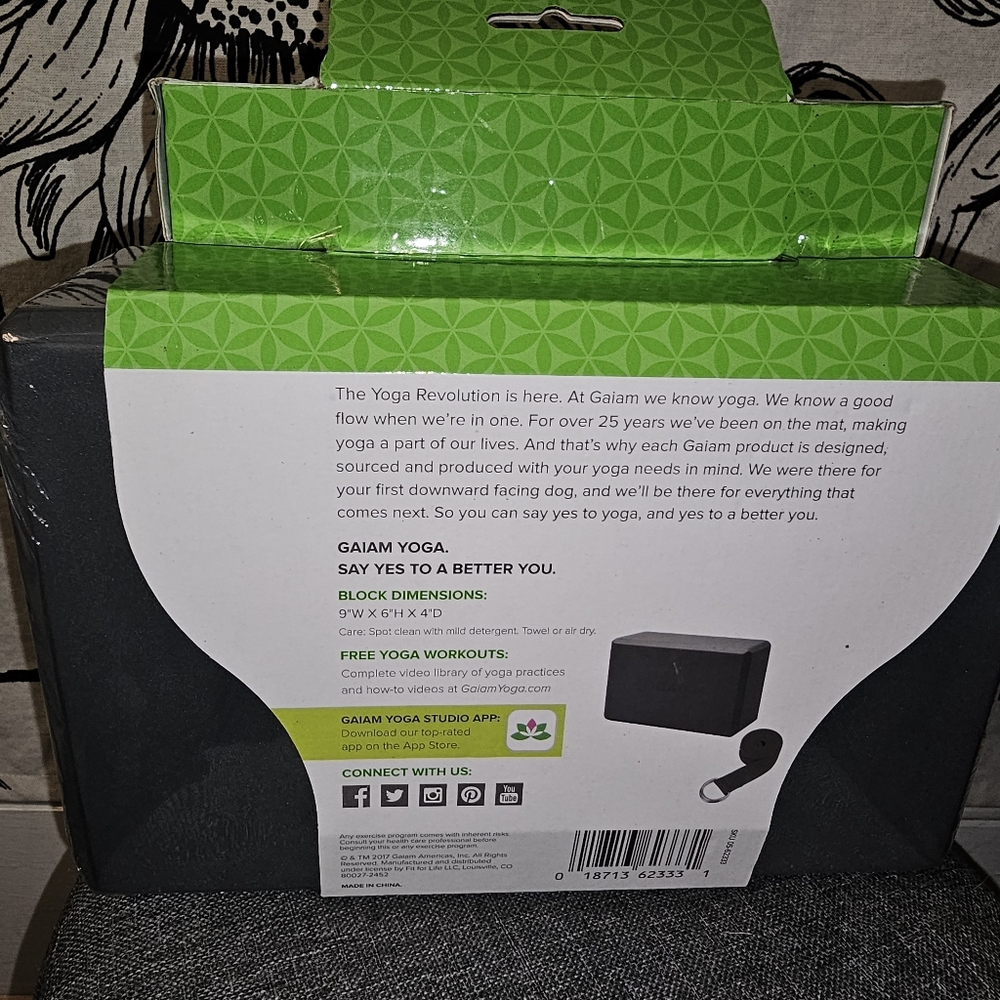 New Yoga Lot: GAIAM Yoga Essentials Set With Block, Strap, Towels, Dice, & Cards - Picture 3 of 9